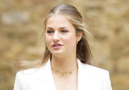 La princesa Leonor repite look: traje de sastrería blanco y el bolso favorito de su madre para visitar Sant Martí de Vell