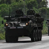 Soldados tailandeses se trasladan a bordo de vehículos blindados en una carretera de la provincia de Chachoengsao.