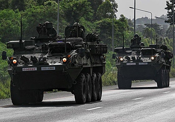 Soldados tailandeses se trasladan a bordo de vehículos blindados en una carretera de la provincia de Chachoengsao.