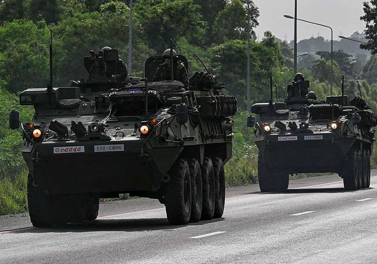 Soldados tailandeses se trasladan a bordo de vehículos blindados en una carretera de la provincia de Chachoengsao.