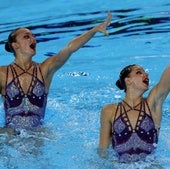 Lilou Lluis e Iris Tió, ejecutando el ejercicio que les dio la medalla de oro.