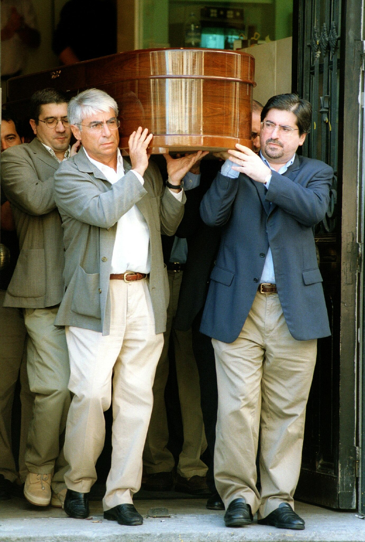 Imagen - Cargos socialistas portan el féretro con los restos de su compañero de partido