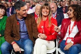 El presidente del Gobierno, Pedro Sánchez, su esposa Begoña Gómez y la vicepresidenta primera del Gobierno y vicesecretaria general del PSOE, María Jesús Montero durante la clausura del 41º Congreso Federal del PSOE.