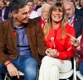 El presidente del Gobierno, Pedro Sánchez, su esposa Begoña Gómez y la vicepresidenta primera del Gobierno y vicesecretaria general del PSOE, María Jesús Montero durante la clausura del 41º Congreso Federal del PSOE.