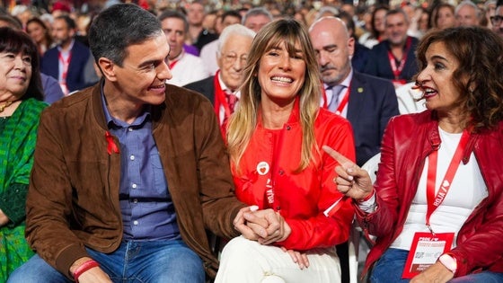 El presidente del Gobierno, Pedro Sánchez, su esposa Begoña Gómez y la vicepresidenta primera del Gobierno y vicesecretaria general del PSOE, María Jesús Montero durante la clausura del 41º Congreso Federal del PSOE.