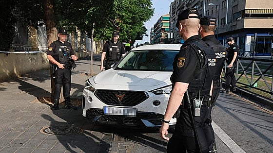 Arcuri abandona con su hijo los juzgados escoltado por la Policía tras la entrega del menor por Juana Rivas
