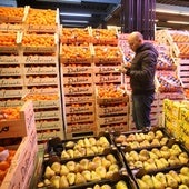 Venta de fruta y verdura en un gran mercado.