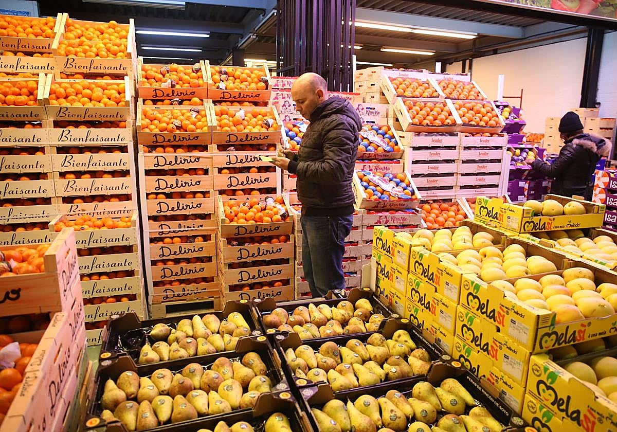 Venta de fruta y verdura en un gran mercado.