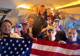 Los estadounidenses liberados tras el intercambio, entre ellos Dahud-Hanid Ortiz, posan con la bandera de EE UU.