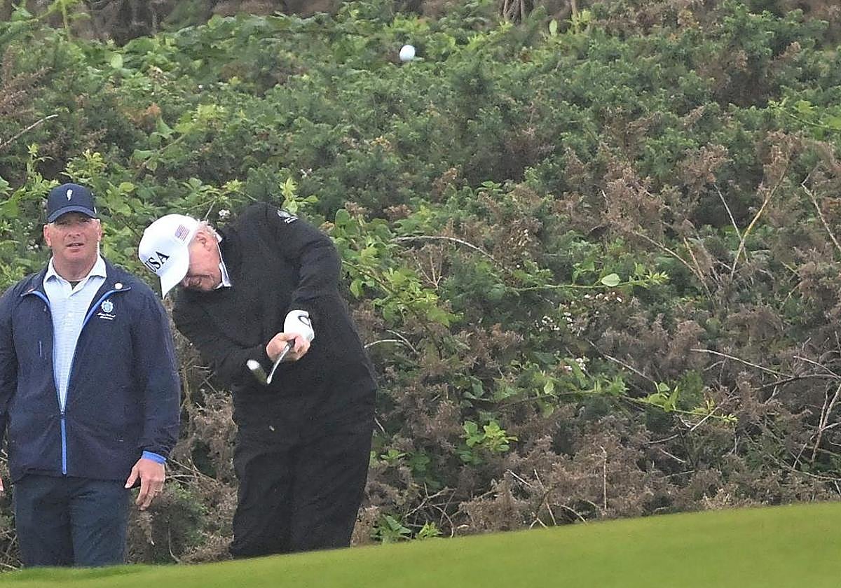 Trump golpea la bola en el campo de Turnberry.
