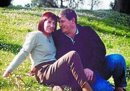 Juan Mari Jáuregui y su viuda, Maixabel Lasa, fueron pareja desde muy jóvenes. En la imagen una foto personal de su álbum de familia
