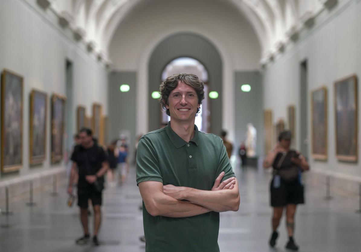 Javier Sáinz de los Terreros posa en una de las salas de El Prado
