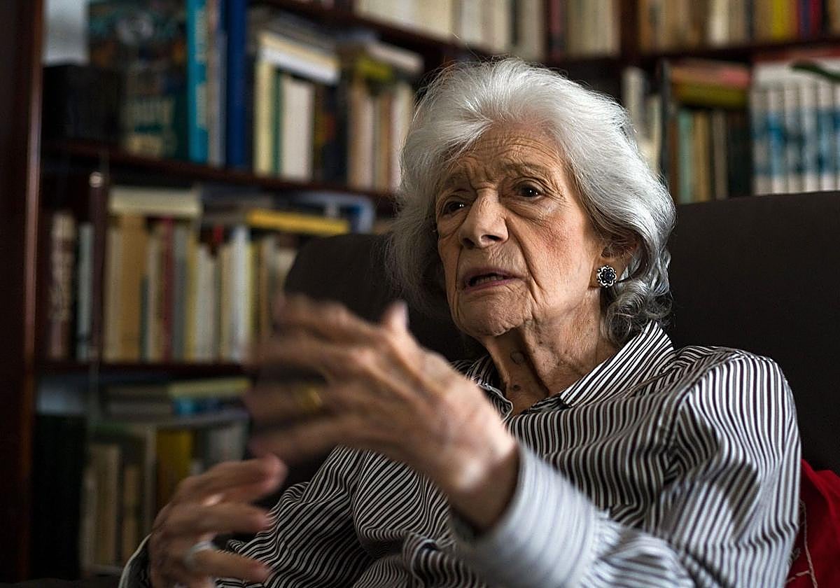 La escritora, durante una entrevista en su casa de Barcelona en 2011.