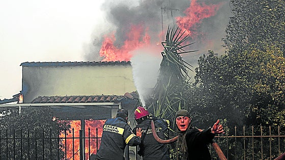 Grecia pide ayuda a la UE para la «titánica lucha» contra los incendios