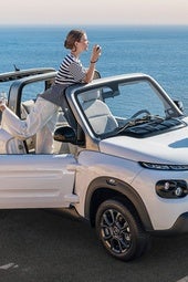 El precio de alquilar un coche en temporada alta llega a duplicarse