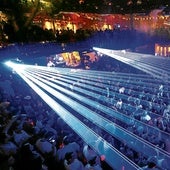 Las discotecas ibicencas, famosas en todo el mundo por sus fiestas, reúnen a miles de turistas cada noche.