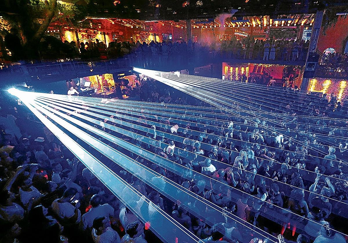 Las discotecas ibicencas, famosas en todo el mundo por sus fiestas, reúnen a miles de turistas cada noche.