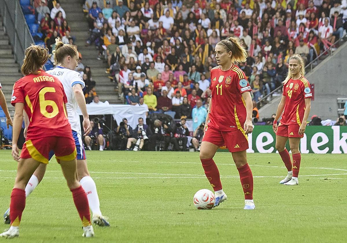 Alexia Putellas maneja la pelota durante la final de la Eurocopa 2025.