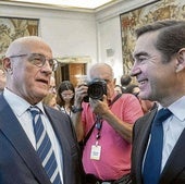 El presidente de BBVA, Carlos Torres, junto al presidente de Banco Sabadell, Josep Oliu.