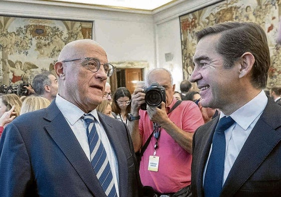 El presidente de BBVA, Carlos Torres, junto al presidente de Banco Sabadell, Josep Oliu.
