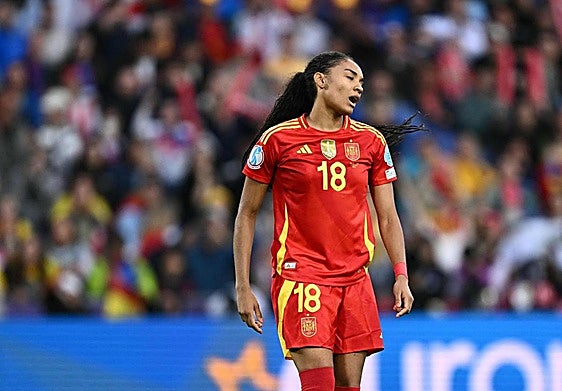 Salma Paralluelo lamenta tras fallar su lanzamiento desde los once metros.