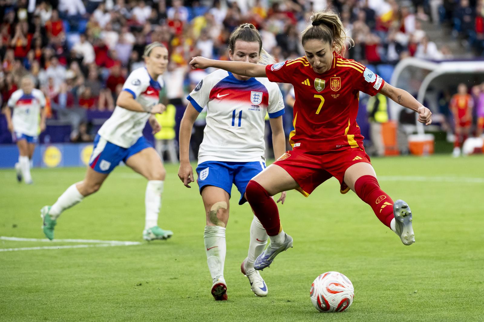 Lauren Hemp y Olga Carmona.