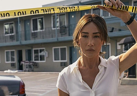 Maggie Q encarna a la detective Renée Ballard.