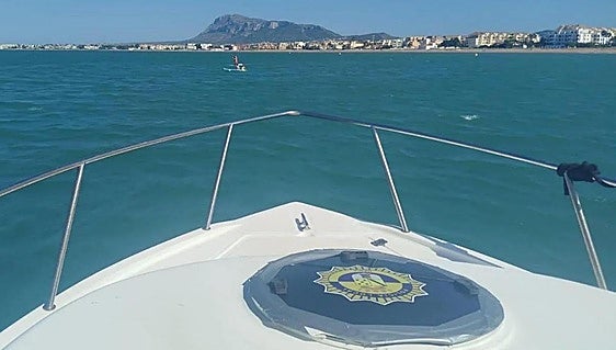 Rescatan a dos menores arrastrados un kilómetro mar adentro sobre una tabla hinchable en Dénia