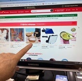 Un usuario consulta una página de la plataforma Temu.