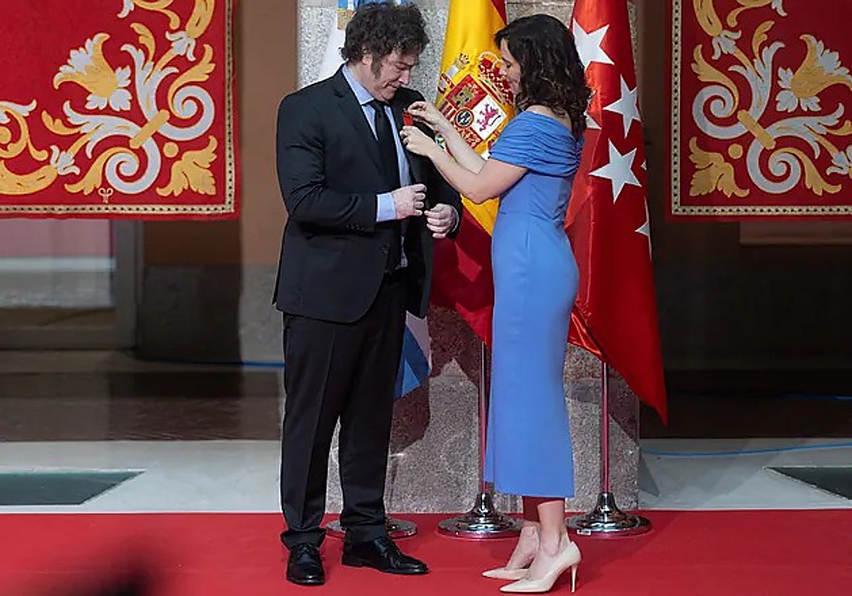Isabel Díaz Ayuso condecora a Javier Milei