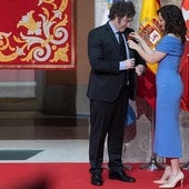 Isabel Díaz Ayuso condecora a Javier Milei