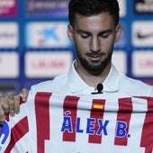 Álex Baena posa con su camiseta durante su presentación como jugador del Atlético.