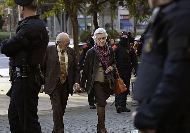 Jordi Pujol y Marta Ferrusola llegan a los juzgados en 2015.