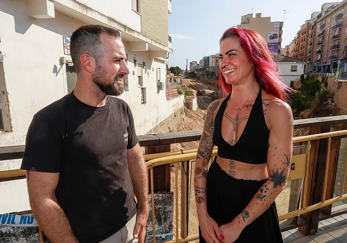 Nico y Laura, nueve meses después, con el barranco de Chiva al fondo.