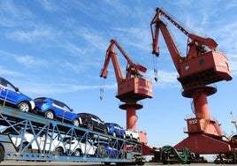 Exportaciones de vehículos en un puerto de China.