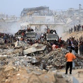 Una muchedumbre de gazatíes se concentra junto a un envío de ayuda humanitaria.