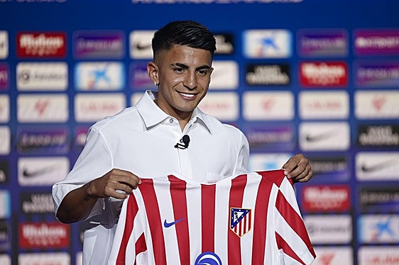 Thiago Almada posa con la rojiblanca del Atlético.