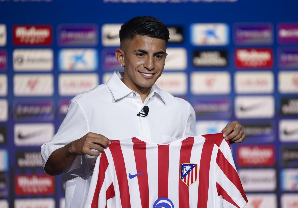 Thiago Almada posa con la rojiblanca del Atlético.