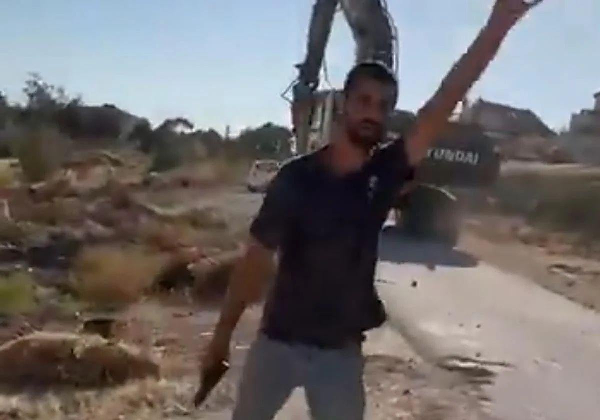 Yinon Levi , empuñando el arma que ha usado en el tiroteo