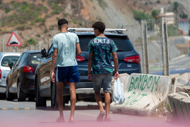 Dos menores migrantes pasean por la calle