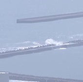 Una ola del tsunami golpea un muro de contención en la isla japonesa de Hokkaido.