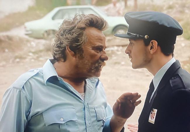 Eduard Fernández y Jan Serra en 'El 47'.