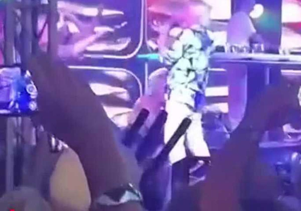 La polémica escena durante el concierto de Patrick Sébastien, en la localidad francesa de Cap d'Agde.