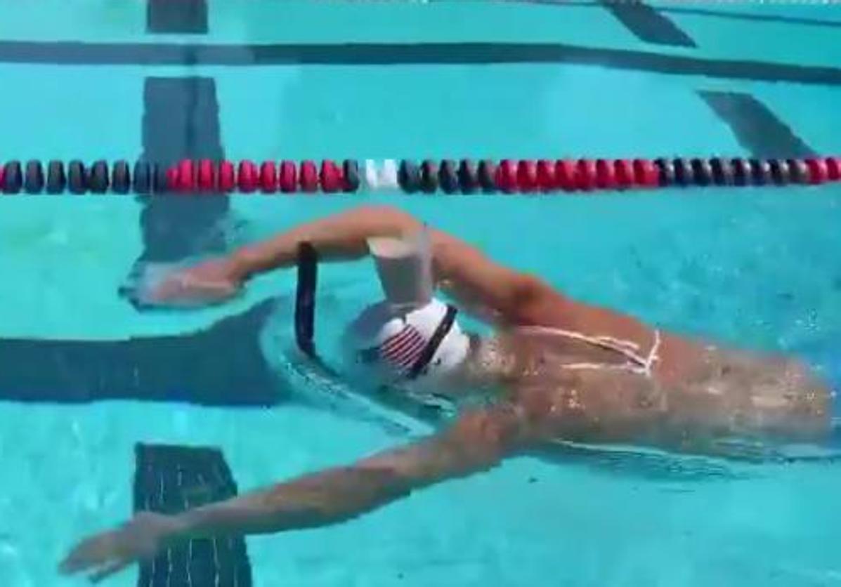 Ledecky, con el vaso de leche chocolateada en la cabeza.