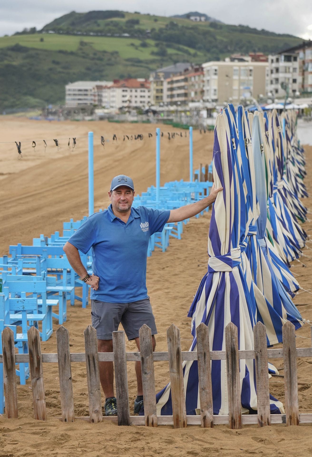 Iñigo Gartzia, con sus toldos en Zarautz.