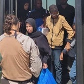 Evacuación de los pacientes menores de edad con sus familias, en Gaza, este jueves.