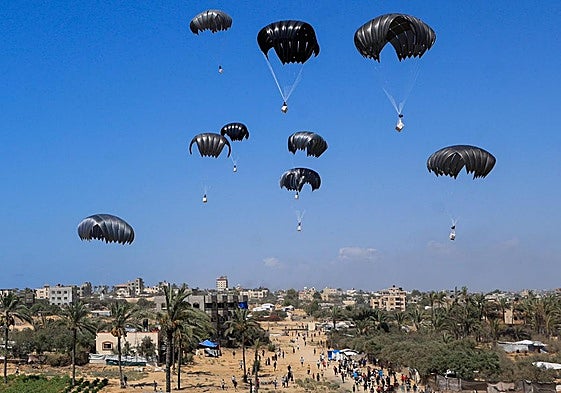 Ayuda lanzada desde aviones sobre la Franja de Gaza.