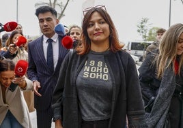 Elisa Mouliaá a su llegada a los juzgados de Plaza de Castilla en Madrid el pasado abril.