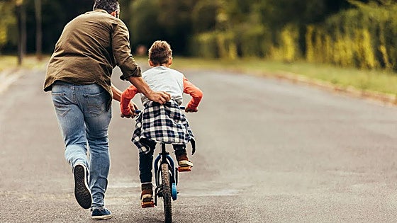 Adiós a los codos raspados y las lágrimas: cómo enseñar a montar en bici