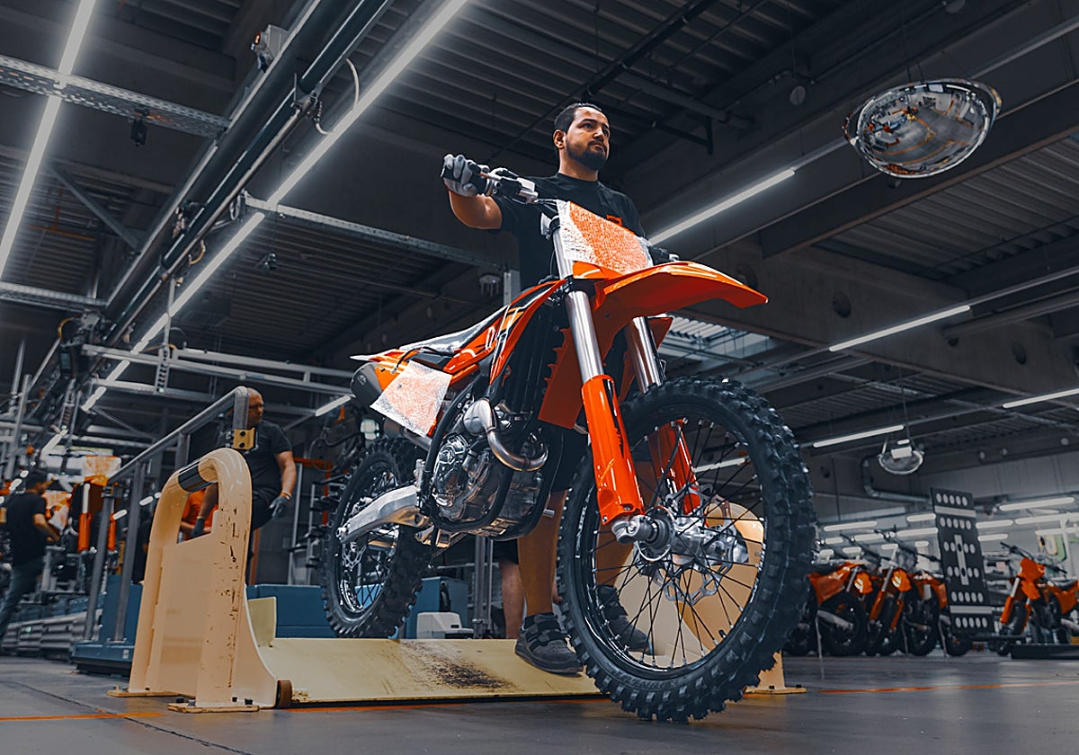KTM reanuda su producción a pleno rendimiento en su fábrica de Mattighofen